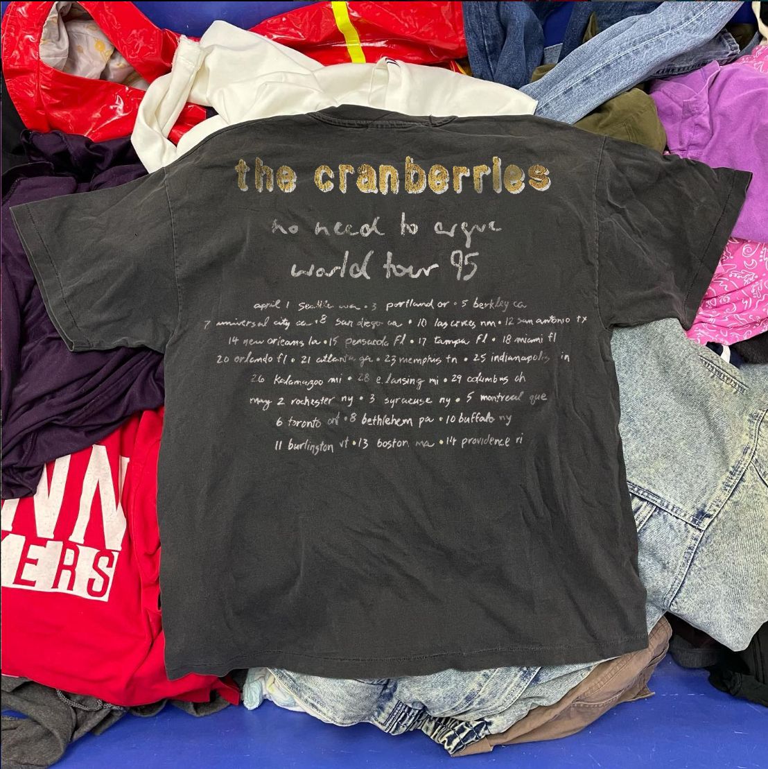 THE CRANBERR1ES - N0 NEED TO ARGUE 1995 WORLD TOUR - BLACK WASHED T -SHIRT