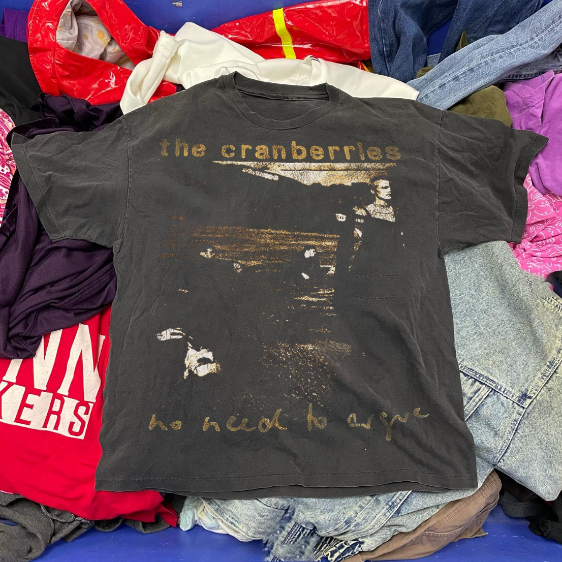 THE CRANBERR1ES - N0 NEED TO ARGUE 1995 WORLD TOUR - BLACK WASHED T -SHIRT