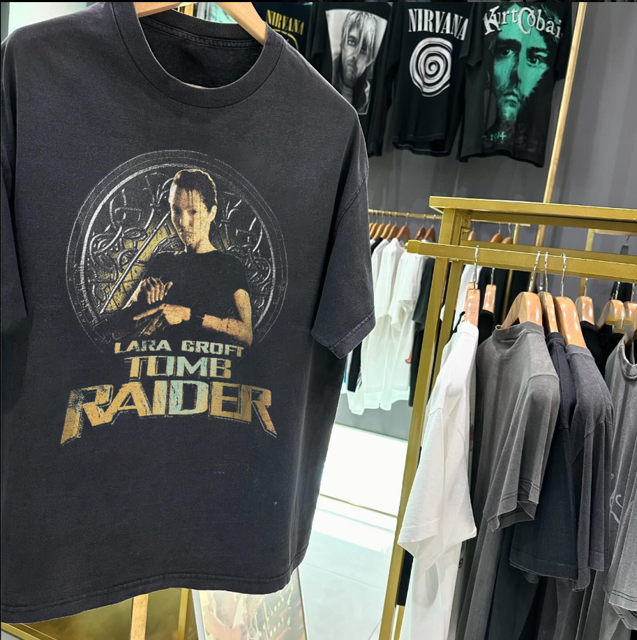 'MYSTERIOUS TEEN' T0MB RAIDER BLACK T-SHIRT