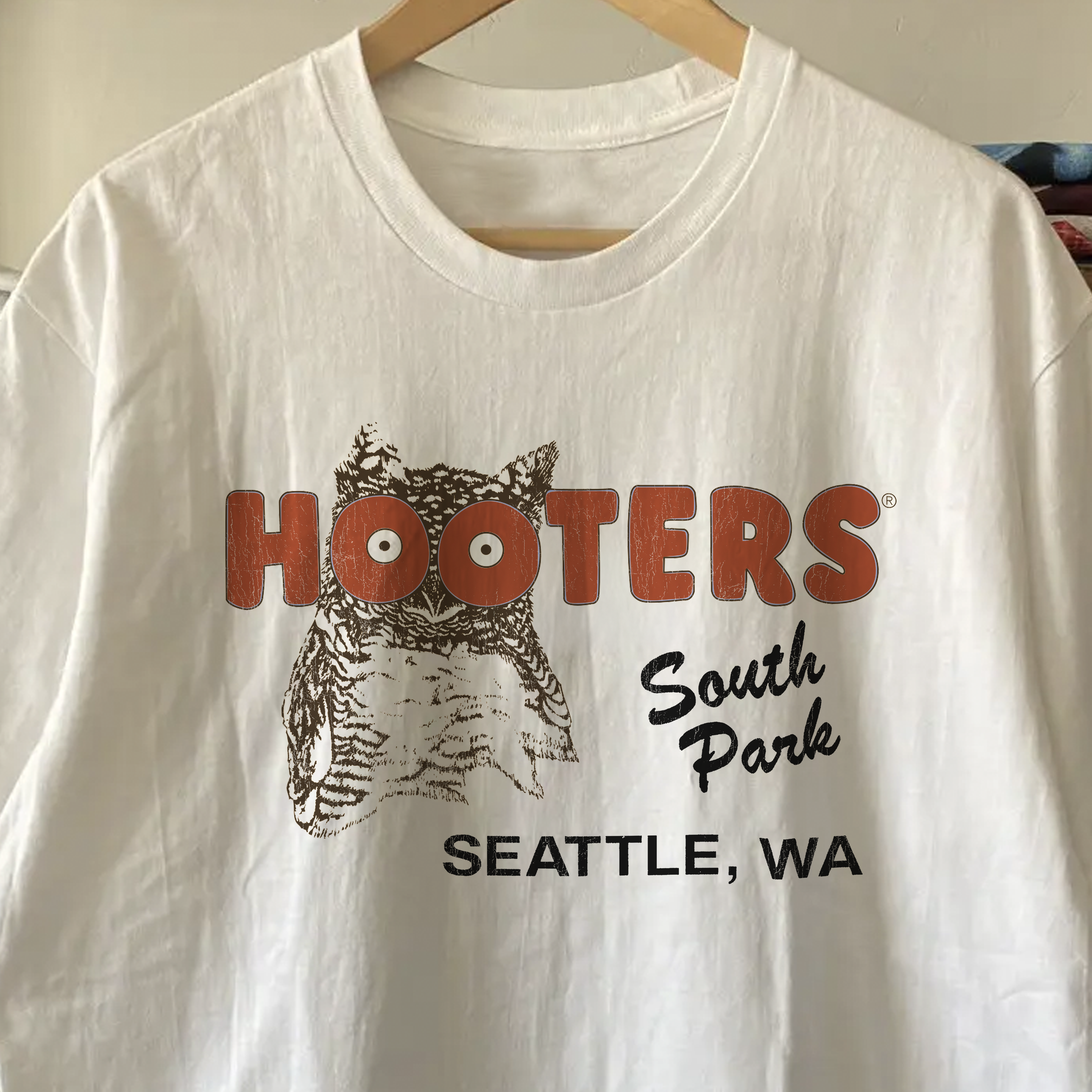 RARE H00TERS SEATTLE WASHED WHITE TEE
