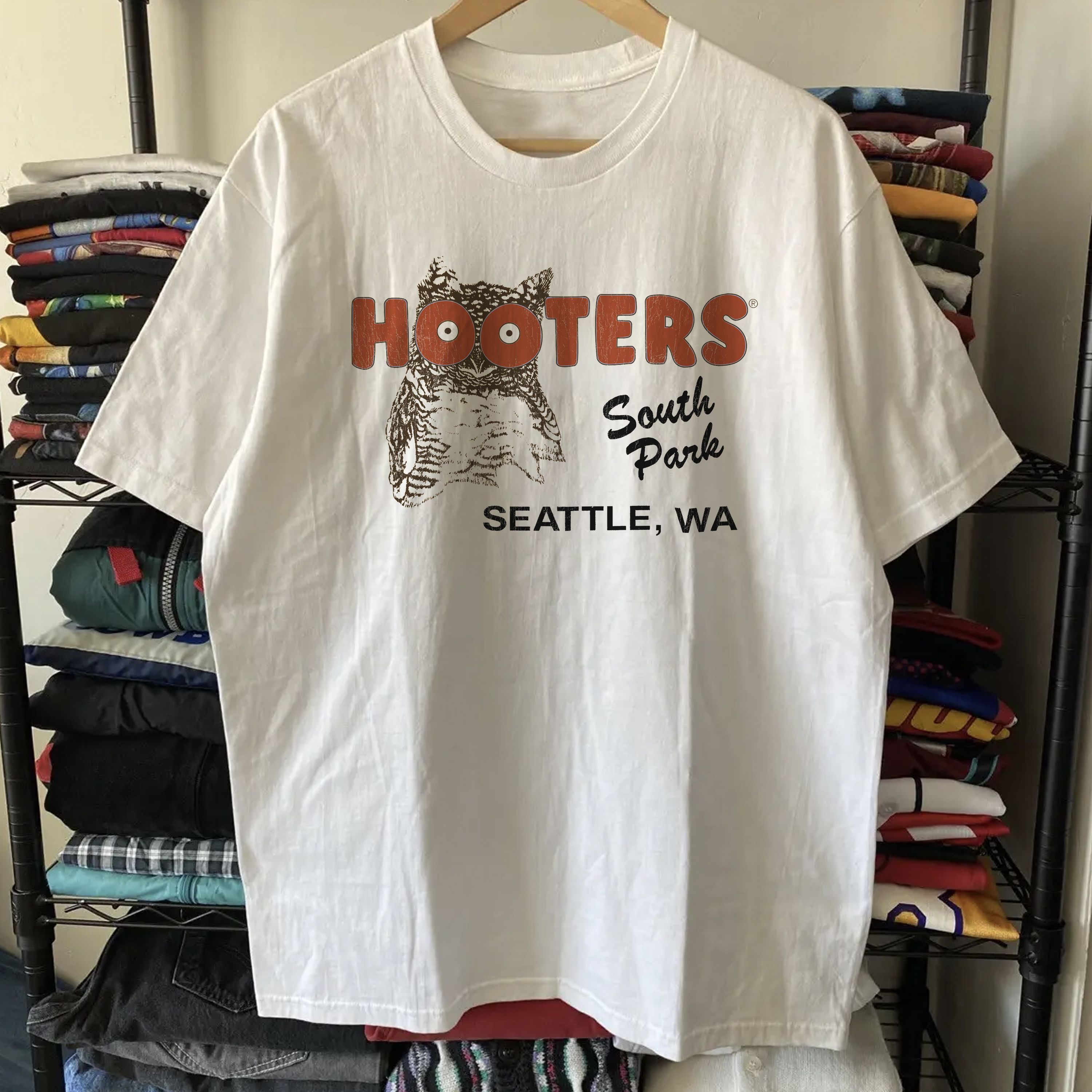 RARE H00TERS SEATTLE WASHED WHITE TEE